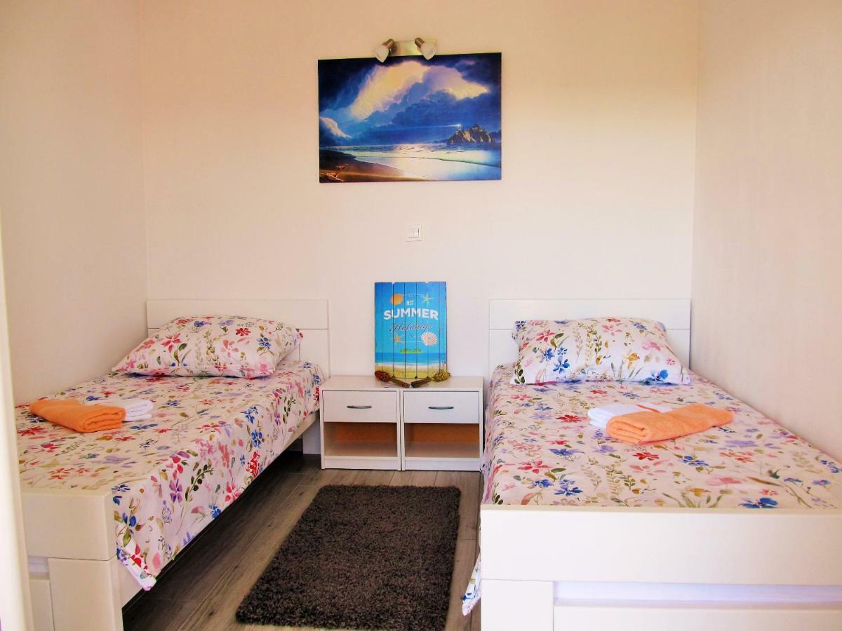 Apartmani Mala Sirena Maslenica Exterior photo